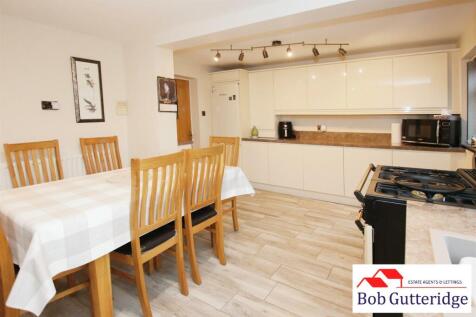 OPEN PLAN FITTED KITCHEN/DINING ROOM