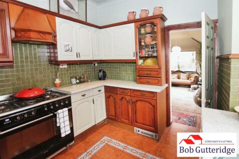 FITTED KITCHEN