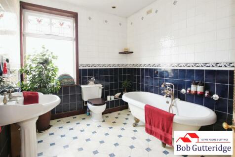 FIRST FLOOR FAMILY BATHROOM