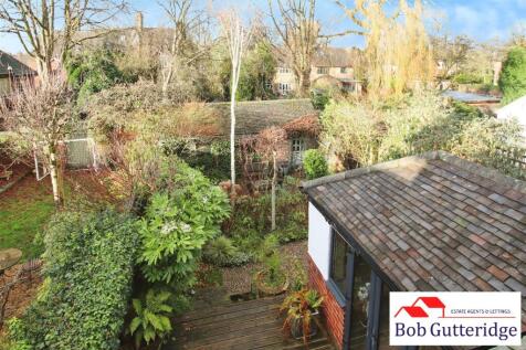 ENCLOSED REAR GARDEN