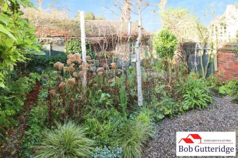 ENCLOSED REAR GARDEN