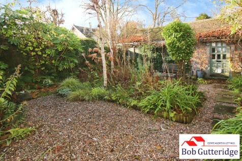 ENCLOSED REAR GARDEN