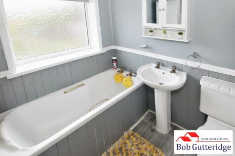 FIRST FLOOR BATHROOM