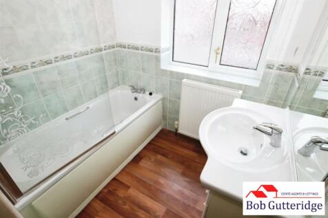 FIRST FLOOR BATHROOM