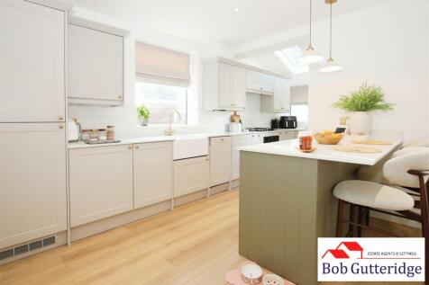 OPEN PLAN FITTED KITCHEN/DINING ROOM