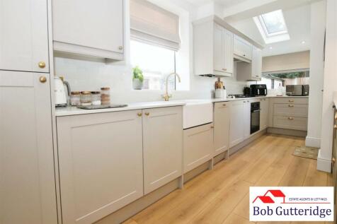 OPEN PLAN FITTED KITCHEN/DINING ROOM