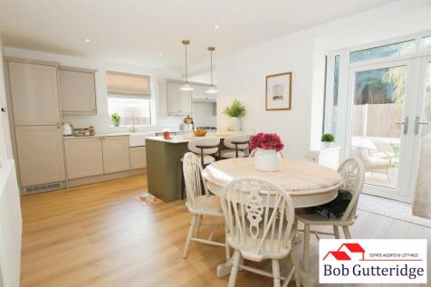 OPEN PLAN FITTED KITCHEN/DINING ROOM