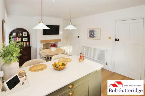OPEN PLAN FITTED KITCHEN/DINING ROOM
