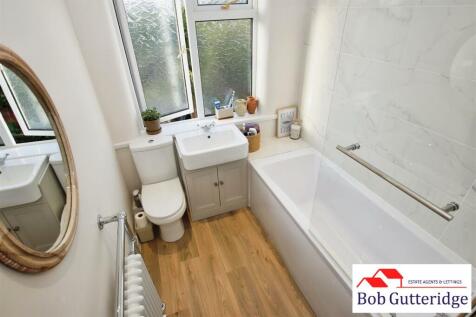FIRST FLOOR FAMILY BATHROOM