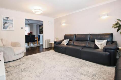 BAY FRONTED LOUNGE
