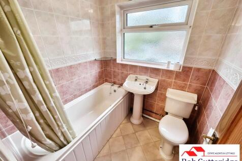 FIRST FLOOR BATHROOM