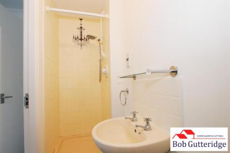 EN-SUITE SHOWER ROOM