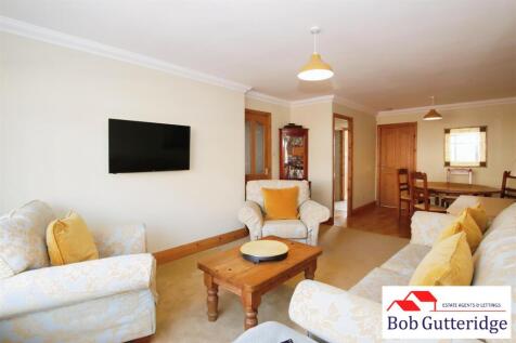 OPEN PLAN LOUNGE/DINING ROOM