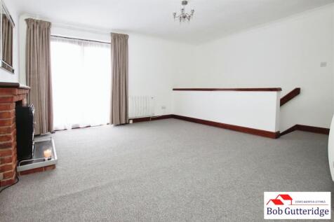 L-SHAPED LOUNGE/DINING ROOM
