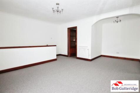 L-SHAPED LOUNGE/DINING ROOM