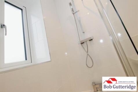 FIRST FLOOR FAMILY BATHROOM