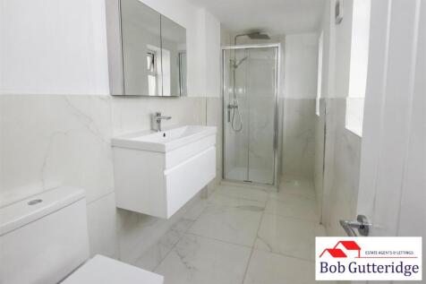 GROUND FLOOR SHOWER ROOM