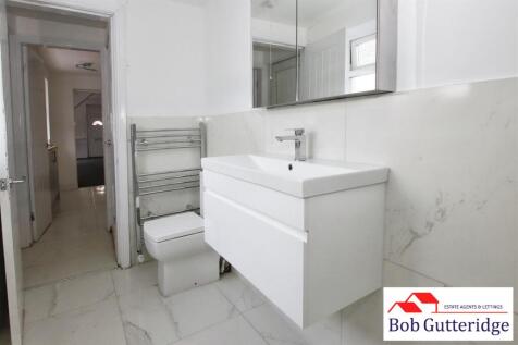 GROUND FLOOR SHOWER ROOM