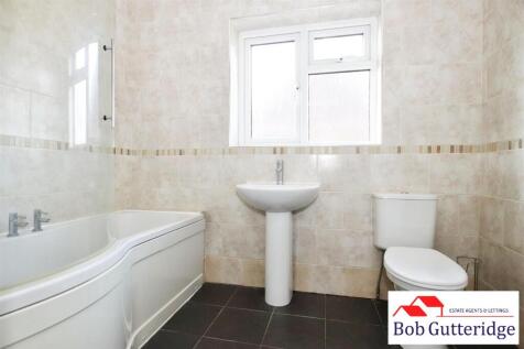 FIRST FLOOR BATHROOM