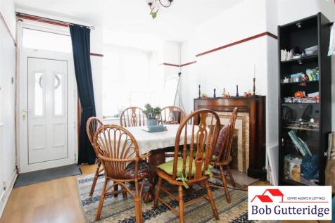 BAY FRONTED DINING ROOM