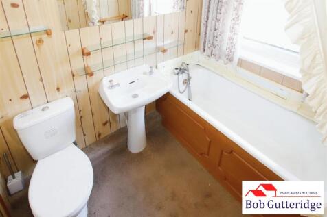 FIRST FLOOR BATHROOM
