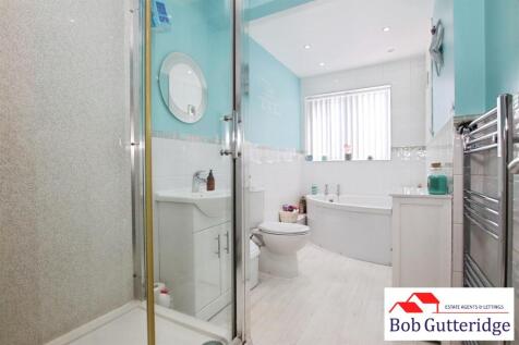FIRST FLOOR BATHROOM