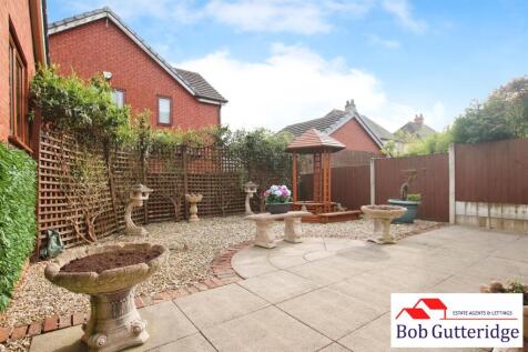 ENCLOSED REAR GARDEN