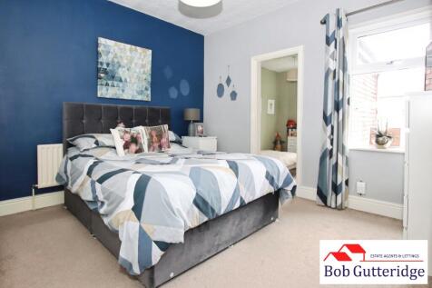 BEDROOM TWO (MIDDLE)