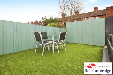 ENCLOSED REAR YARD / GARDEN