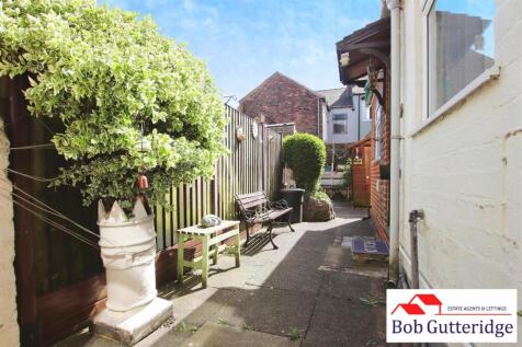 ENCLOSED REAR YARD