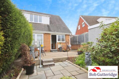 ENCLOSED REAR GARDEN