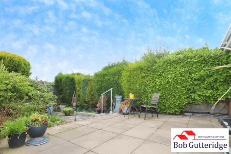 ENCLOSED REAR GARDEN
