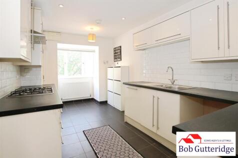 BAY FRONTED FITTED KITCHEN/DINING ROOM