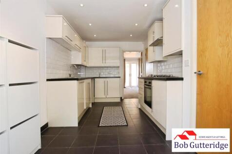 BAY FRONTED FITTED KITCHEN/DINING ROOM