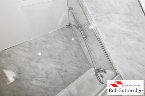 FIRST FLOOR BATHROOM