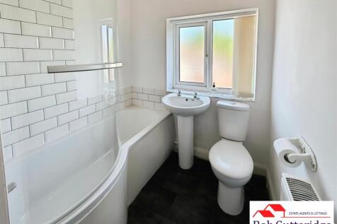 FIRST FLOOR BATHROOM