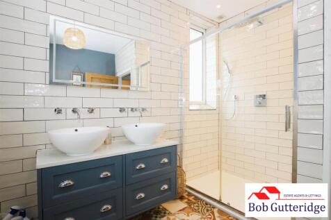 FAMILY SHOWER ROOM