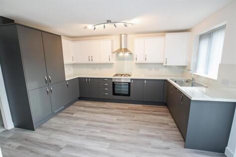 BEAUTIFUL FITTED KITCHEN / DINING ROOM