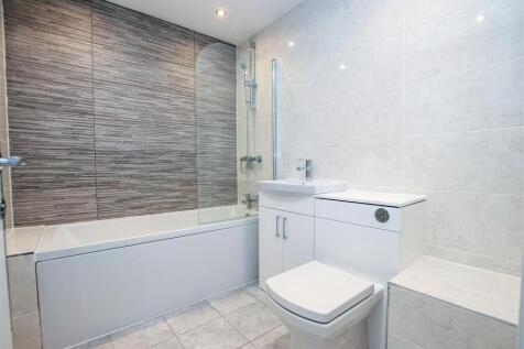FIRST FLOOR BATHROOM