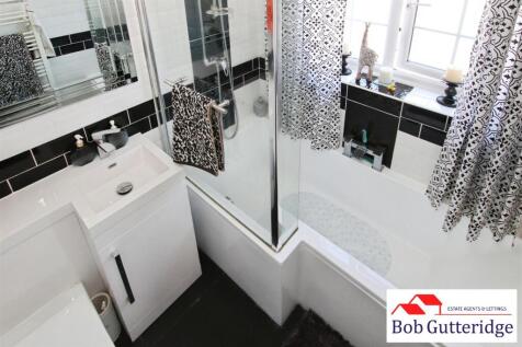 FIRST FLOOR FAMILY BATHROOM