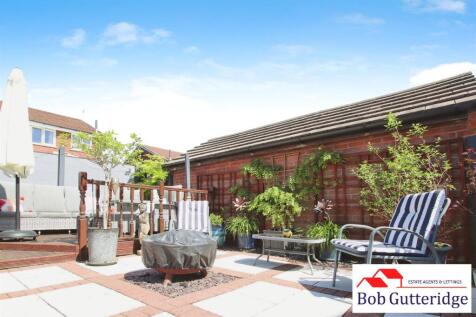 ENCLOSED REAR GARDEN