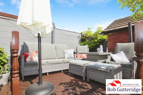 ENCLOSED REAR GARDEN
