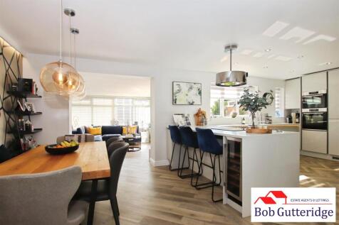 OPEN PLAN FITTED KITCHEN/DINING ROOM