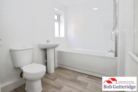 FIRST FLOOR BATHROOM