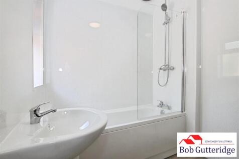 FIRST FLOOR BATHROOM