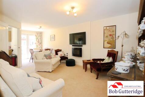 OPEN PLAN LOUNGE/DINING ROOM
