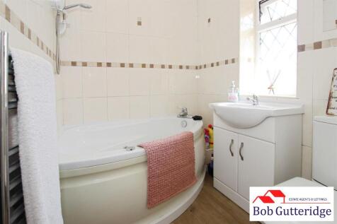 FIRST FLOOR BATHROOM