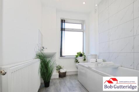 FIRST FLOOR BATHROOM