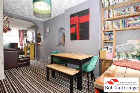 OPEN PLAN LOUNGE / DINING ROOM