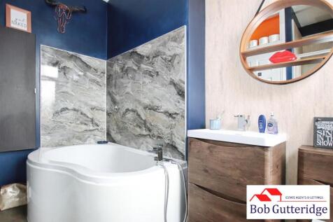 FIRST FLOOR FOUR PIECE BATHROOM